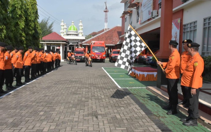 Kepala Basarnas Semarang Budiono melepas tim Siaga SAR Khusus Nataru, di halaman Kantor SAR Semarang