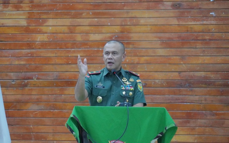 Danrem 041/Gamas Brigjen TNI Rachmad Zulkarnaen saat memberikan pengarahan kepada seluruh Perwira beserta isteri di Jajaran Korem 041/Gamas, bertempat di gedung Balai Prajurit Korem 041/Gamas, Rabu (3/7/2024).
