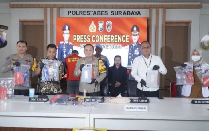 apolrestabes Surabaya Kombes Pol Pasma Royce saat konferensi pers, Jumat (5/1/24).
