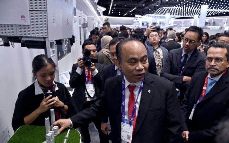 Menteri Komunikasi dan Informatika Budi Arie Setiadi di sela kegiatan kunjungan ke Pameran MWC 2024, di Fira Gran Via, Barcelona, Spanyol, Selasa (27/02/2024). 