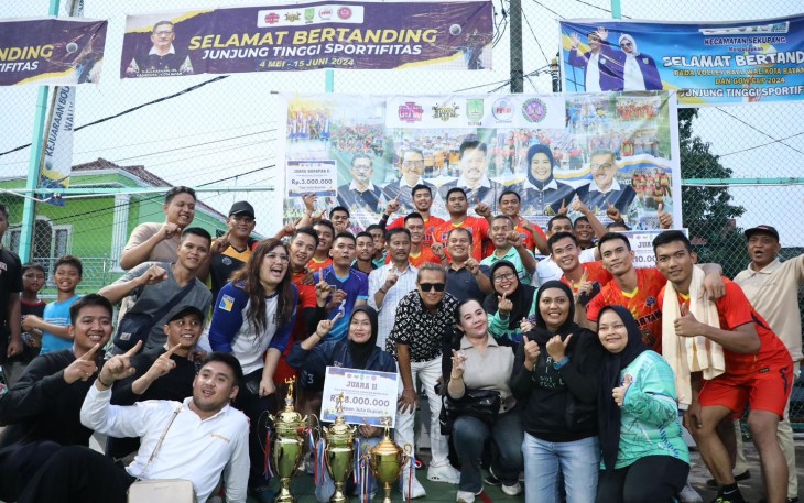 Foto bersama usai penyerahan hadiah