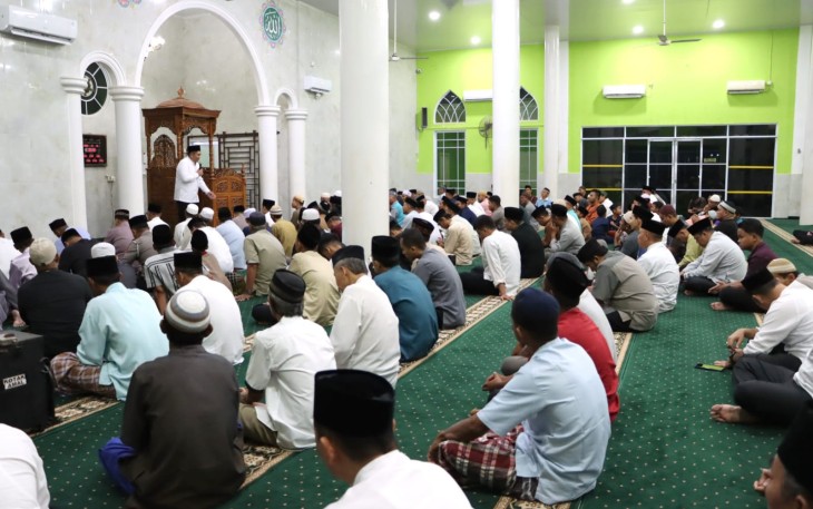 Bupati Bintan Roby Kurniawan didampingi Wakil Bupati Bintan Ahdi Muqsith bersama Dandim 0315/TPI dan Kapolres Bintan beserta jajaran OPD Bintan melaksanalan rangkaian Safari Ramadan 1445 H perdana, Senin (18/03) di Masjid Al Muqaddimah Kelurahan Sungai Lekop