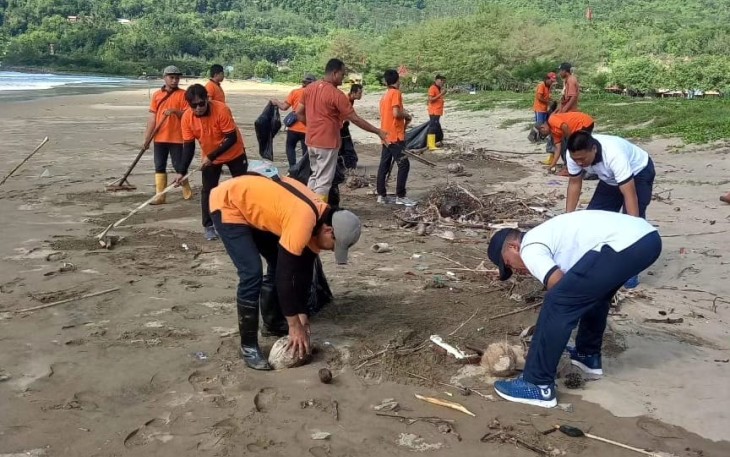 Lanal Pacitan saat Gelar Bersih Pantai Teleng Ria Kabupaten Pacitan