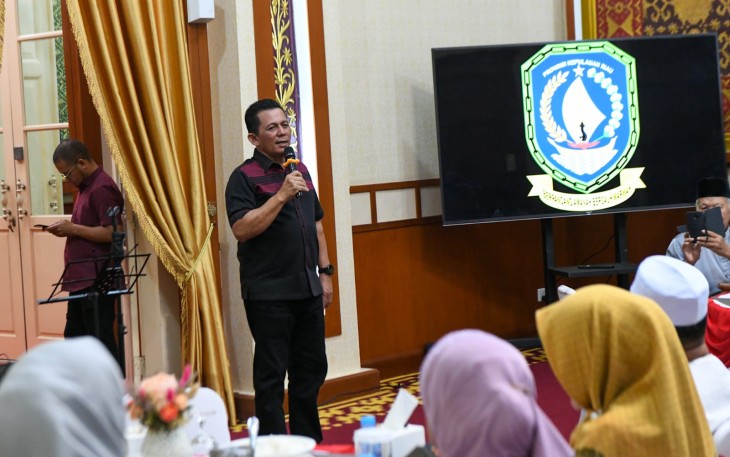 Gubernur Kepulauan Riau H. Ansar Ahmad saat menghadiri acara Silaturahmi Bersama LAM Provinsi Kepri bertempat di Gedung Daerah, Tanjungpinang, Senin (17/06) malam. 