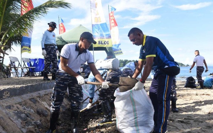 Dalam rangkaian menyambut Hari Ulang Tahun (HUT) ke-62 Komando Pasukan Katak (Kopaska) tanggal 31 Maret 2024 nanti, Komandan Satkopaska Koarmada III Letkol Laut (P) Robinson Etwiory, memimpin kegiatan bakti sosial dengan bersih-bersih pantai di sekitar Pantai Halte Doom Kota Sorong, Papua Barat Daya, Selasa (05/03/2024)