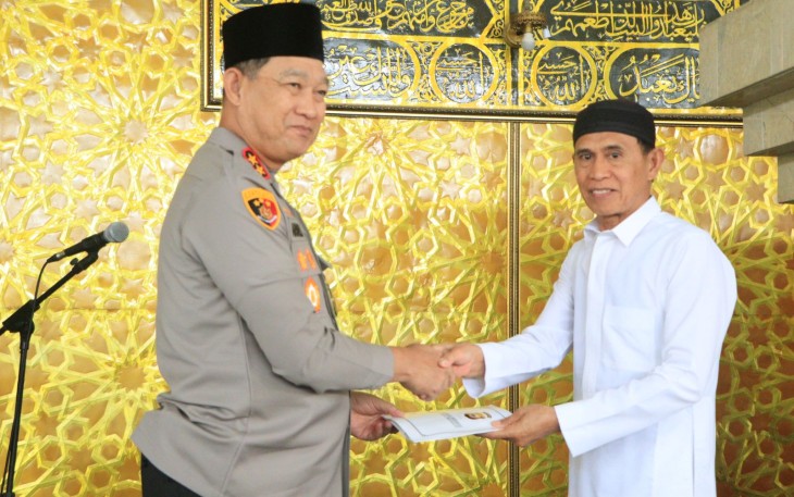apolda Bengkulu Irjen Pol Drs Armed Wijaya, M.H. Jum'at (15/03/2024) memberikan sumbangan guna pengembangan Masjid Agung Baitul Makmur Jl. S. Sukowati, Curup, Air Putih Lama, Kec. Curup, Kabupaten Rejang Lebong