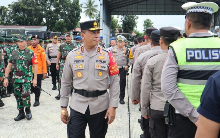 Kapolda Sulut saat melakukan pengecekan persiapan Pasukan