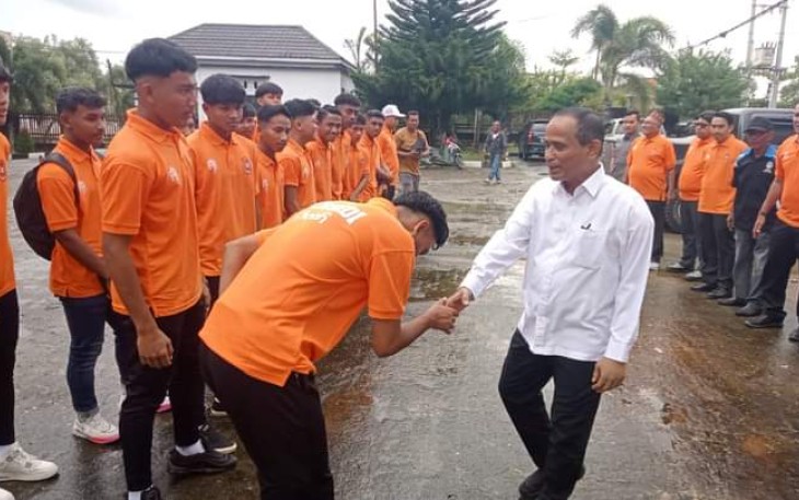 Penjabat (Pj) Bupati Aceh Timur, Mahyuddin secara resmi melepas para atlet sepak bola Persidi Idi U17 yang akan mewakili Provinsi Aceh dalam Piala Soeratin putaran Nasional, Rabu (17/1/2024)