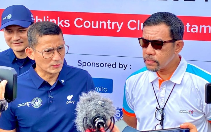 Menteri Pariwisata dan Ekonomi Kreatif/Kepala Badan Pariwisata dan Ekonomi Kreatif (Menparekraf/Kabaparekraf) Sandiaga Salahuddin Uno ketika bertemu Gubernur Kepri Ansar Ahmad di Southlink Country Club, Batam, Sabtu (29/6/2024). 