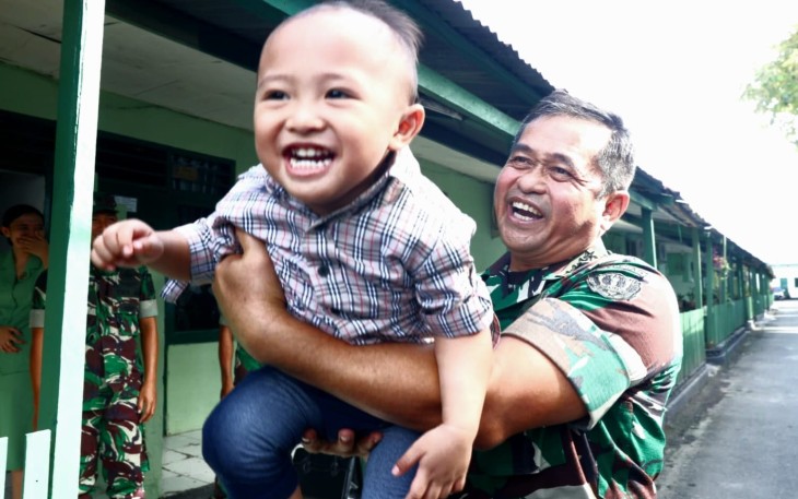 Kasad saat menggedong seorang anak di Ternate, Maluku Utara, Selasa (6/2/2024).