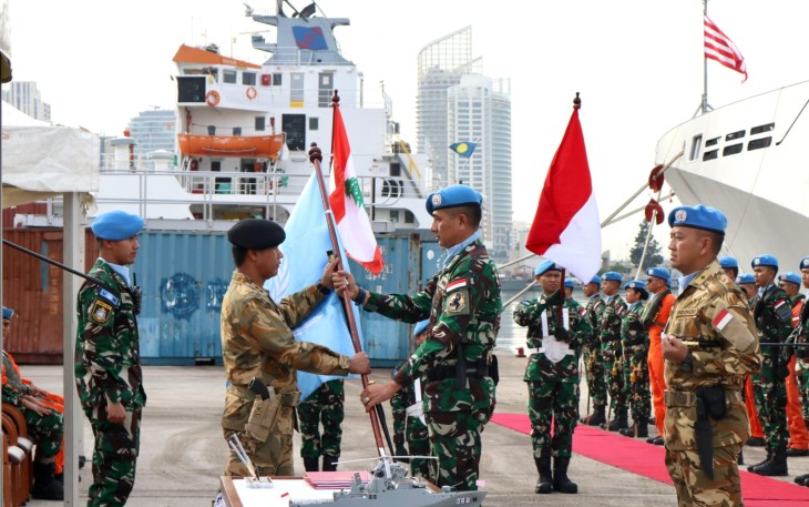 Menjelang Transfer of Authority (ToA), KRI Frans Kaisiepo-368 dan KRI Diponegoro-365 melaksanakan rangkaian kegiatan verifikasi dan hand over / take over (HOTO) internal Troop Contributing Country (TCC) Indonesia yang dipimpin langsung oleh Komandan Pusat Misi Pemeliharaan Perdamaian (PMPP) TNI, Laksda TNI Retiono Kunto H., S.E., M.A.P., CRMP, M.Tr.Opsla., bertempat di Pelabuhan Beirut, Lebanon, Selasa (9/1/2024)