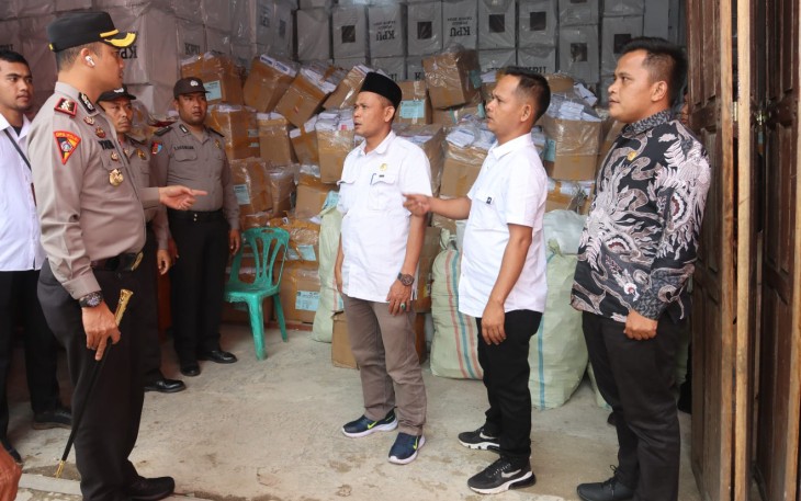 Kapolres Tapanuli Selatan (Tapsel), AKBP Yasir Ahmadi, SIK, MH, saat berdialog dengan Ketua KPU Tapsel, Zulhajji Siregar