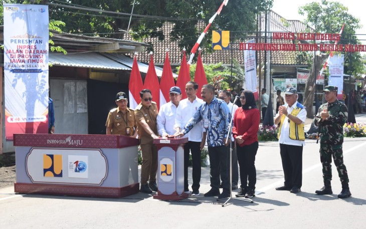 Menteri Pekerjaan Umum dan Perumahan Rakyat (PUPR) Basuki Hadimuljono Dampingi Presiden Joko Widodo Resmikan Pelaksanaan Inpres Jalan Daerah di Jatim