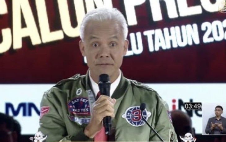 Calon Presiden RI nomor urut 3 Ganjar Pranowo saat memaparkan visi dan misi serta program kerja dalam debat ketiga Pilpres 2024 di Istora Senayan, Jakarta, Minggu (7/1/24).
