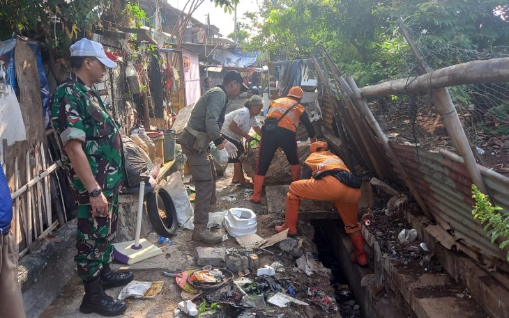  Anggota Koramil 04/Pulogadung Karya Bakti Bersama Warga