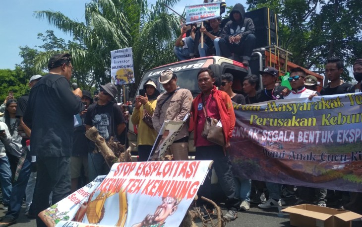 Demonstrasi warga dan aktivis lingkungan menolak eksploitasi kebun teh Kemuning, di depan Kantor Sekretariat Daerah (Setda) Kabupaten Karanganyar, Kamis (7/3/2024)