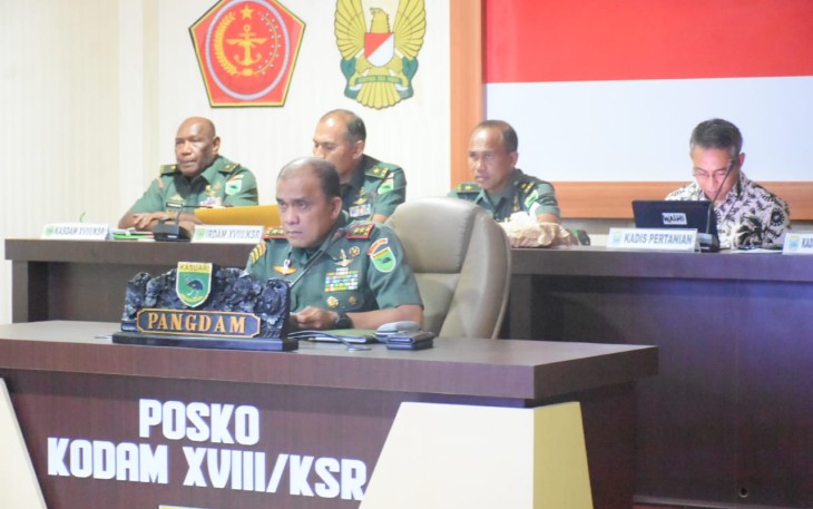  Pangdam XVIII/Kasuari, Mayjen TNI Ilyas Alamsyah, S.E., M.Tr.(Han)., CGCAE., didampingi Kasdam, Brigjen TNI Yusuf Ragainaga dan para Asisten Kasdam, mengikuti rapat secara virtual di ruang Posko Makodam, Trikora, Arfai 1, Manokwari, Papua Barat, pada Kamis (14/3/2024)