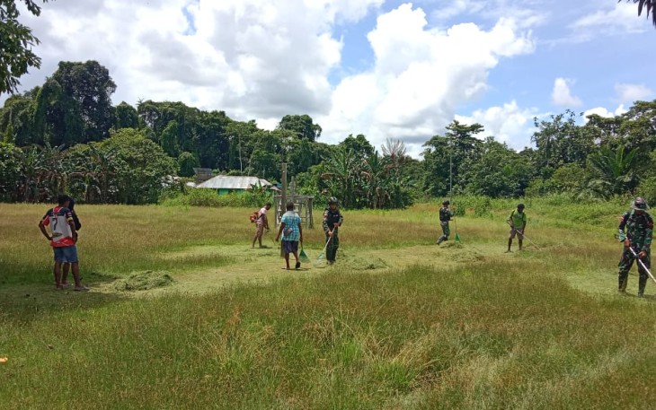 Satgas Yonif 310/KK Bersama Warga saat Lakukan Karya Bakti ersihkan lingkungan sekitar Gedung Serbaguna Ev. Philipus Yamanda di Kampung Woslay, Distrik Senggi, Kabupaten Keerom, Rabu (7/2/2024).