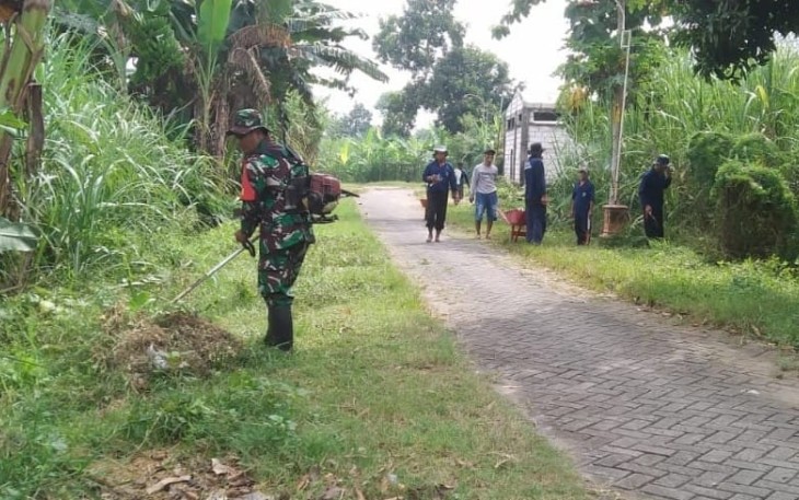 Serda Arif Tri Prasetyo Bersama Warga saat Melaksanakan Pembersihan Jalan Desa