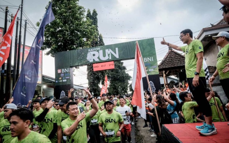 Menparekraf Sandiaga Salahuddin Uno saat melepas event Kayon Run 2024 yang berlangsung di Desa Bresela, Gianyar, Bali, (19/5/2024).
