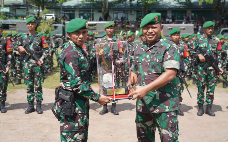 Danrem 121/Abw saat Lepas Keberangkatan LAT Pratugas Satgas Pamtas RI-PNG Yonif 642/Kps 