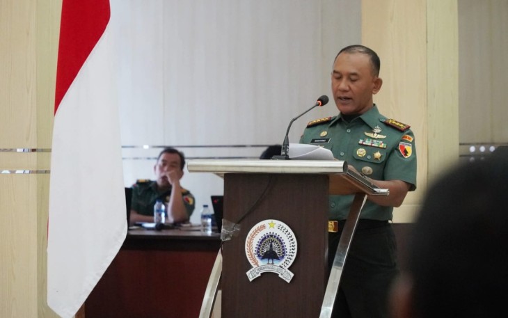 Danrem 081/DSJ Kolonel Inf H. Sugiyono saat sosialisasi netralitas TNI di Aula Jenderal Sudirman Makorem 081/DSJ, Jl. Pahlawan No. 50 Kota Madiun, Senin (5/2/2024).