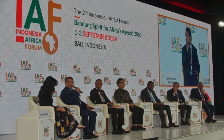 (Dari kanan ke kiri) Menteri Kesehatan Sudan Haitam Mohamed Ibrahim, President Director of Biofarma Shadiq Akasya, Director General of Africas Centres for Desease Control and Prevention Jean Kaseya, Menteri Kesehatan Budi Gunadi Sadikin, Secretary of State for Ministry of Health Angola Leonardo Europeu, CEO of Atlantic Life Science Pharmanova Group Dhananjay Tripathi dan Moderator Putri Anindita saat Diskusi Panel V Indonesia Africa Forum (IAF) II di Nusa Dua, Badung, Bali, Selasa (3/9/2024).