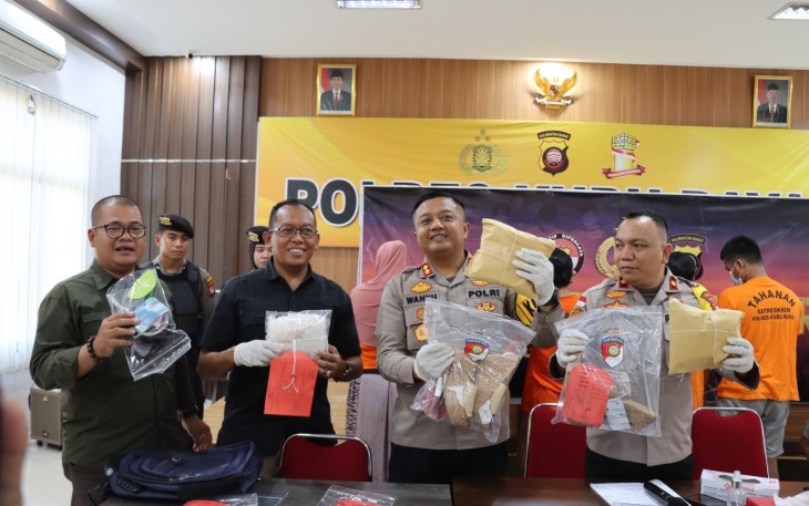 Polres Kubu Raya berhasil menggagalkan penyelundupan narkoba antar Provinsi, terhitung pada Bulan Januari 2024 Satuan Reserse Narkoba Polres Kubu Raya menangkap 3 kurir Narkoba dan menyita 1,5 Kg Sabu