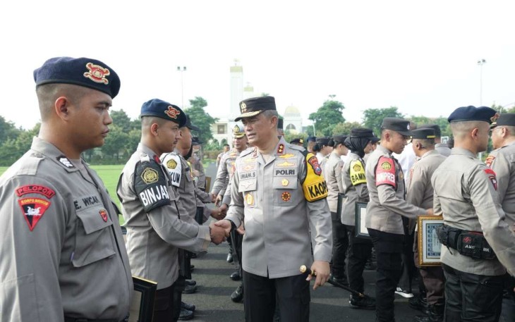Kapolda Jawa Timur Irjen Pol Drs. Imam Sugianto ,M.Si,kembali memberikan penghargaan kepada Pegawai Negeri Sipil (PNS) pada Polri Polda Jatim yang berprestasi, sebanyak 56 personel termasuk masyarakat umum