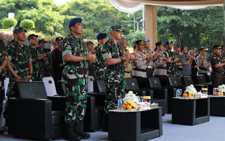 Wakil Komandan Komando Pemeliharaan Materiel TNI Angkatan Udara (Wadan Koharmatau) Marsekal Pertama TNI Talawide, S.T., di Apel Pergeseran Pasukan dan Patroli Gabungan Terpadu Dalam Rangka Pam Pemilu Tahun 2024 yang dilaksanakan  di Jl. Diponegoro, Gedung Sate Bandung, Provinsi Jawa Barat, Senin (12/02/2024)