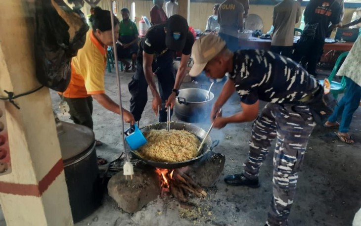TNI AL Bantu Kebutuhan Pengungsi Erupsi Gunungapi Lewotobi Laki-Laki