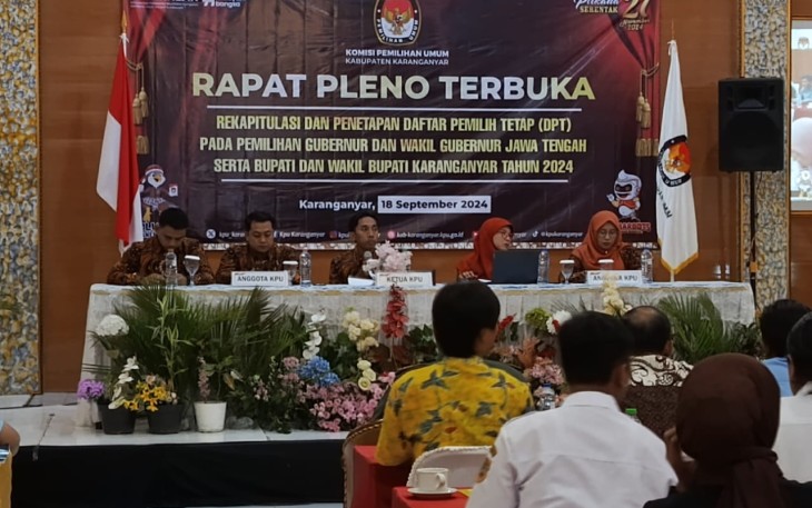 KPU Karanganyar menggelar rapat pleno terbuka rekapitulasi dan penetapan DPT pada Pemilihan Gubernur dan Wakil Gubernur serta Bupati dan Wakil Bupati Karanganyar 2024, di meeting room Hotel Permatasari Karanganyar, Rabu (18/9/2024)