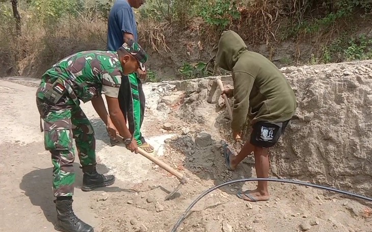  Kodim Madiun Laksanakan Program TNI Manunggal Air Bersih di Wilayah Saradan