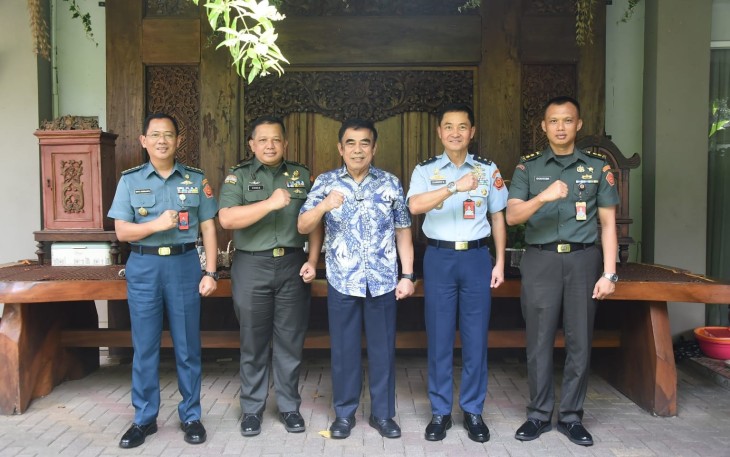 Perwakilan TNI Kunjungi Kediaman Jenderal TNI (Purn) Fachrul Razi