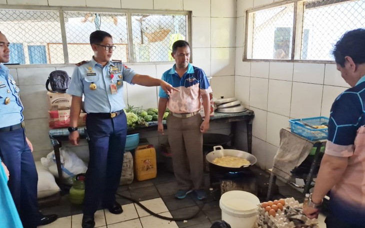 Danlanud Sultan Hasanuddin Tinjau Dapur Sehat Untuk Dukung Program Pemerintah Makan Sehat Bergizi