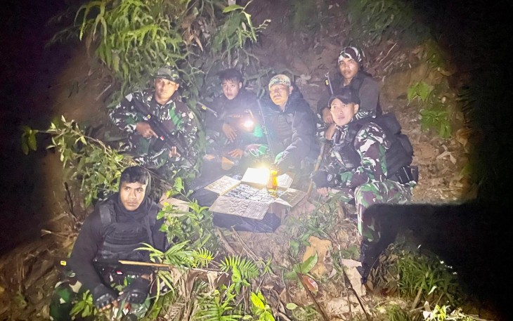 Satgas Yonzipur 8/SMG Berhasil Amankan Ratusan Botol Miras Ilegal di Perbatasan RI-Malaysia