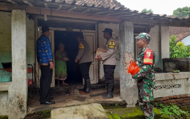 Anggota Kodim Ponorogo Bersama Unsur Terkait Terus Lakukan Penanganan Warga Terdampak