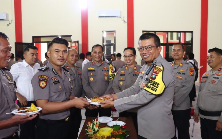  Kapolres Natuna AKBP Nanang Budi Santosa, S.I.K., memimpin upacara laporan kenaikan pangkat 2 orang Perwira Pertama dan 36 orang Bintara personil di Polres Natuna, meraih kenaikan pangkat setingkat lebih tinggi periode 1 Januari 2025