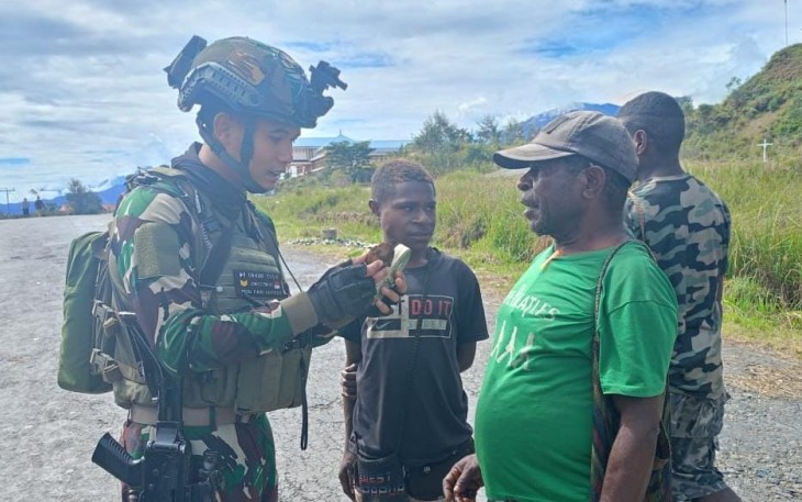 Satgas Yonif 509 Kostrad Laksanakan Patroli Keamanan dan Komsos di Pasar Sugapa