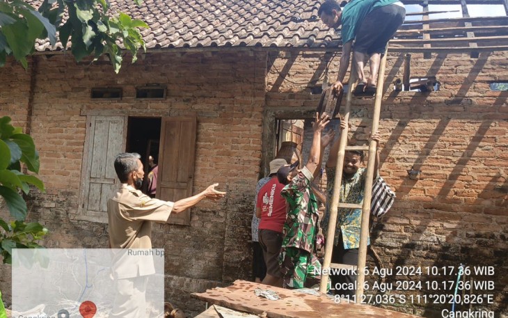 Babinsa Koramil 0801/07 Ngadirojo Hadir Membantu Mengatasi Kesulitan Masyarakat