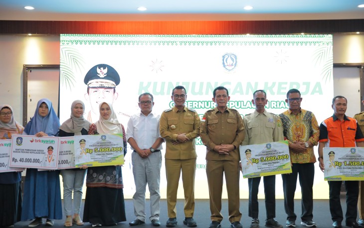 Pj Wali Kota Tanjung Pinang dan Gubernur Kepri Serahkan Bantuan Kemasyarakatan