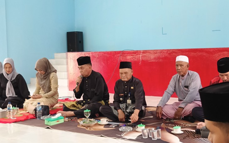 Bupati Natuna Wan Siswandi saat menghadiri syukuran yang di adakan oleh puhak Kecamatan Bunguran Timur Laut, karena sudah tiga kali berturut turut mendapatakan juara umum MTQ dari tahun-tahun sebelumnya. Bertempat di Aula Kantor Camat Bunguran Timur Laut Kabupaten Natuna. Kamis 02/05/2024.