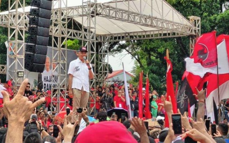 Capres Ganjar Pranowo ikut hujan-hujanan bersama para pendukung saat orasi kampanye di Lapangan KONI Sario Manado, Sulawesi Utara, Kamis (1/2/2024).