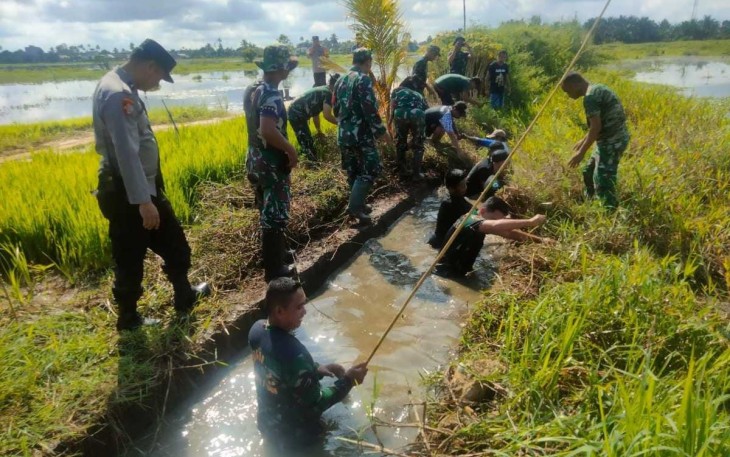 Koramil 1001-09/Amuntai Selatan saat membersihkan selokan yang tersumbat, Rabu (31/01/2024) 