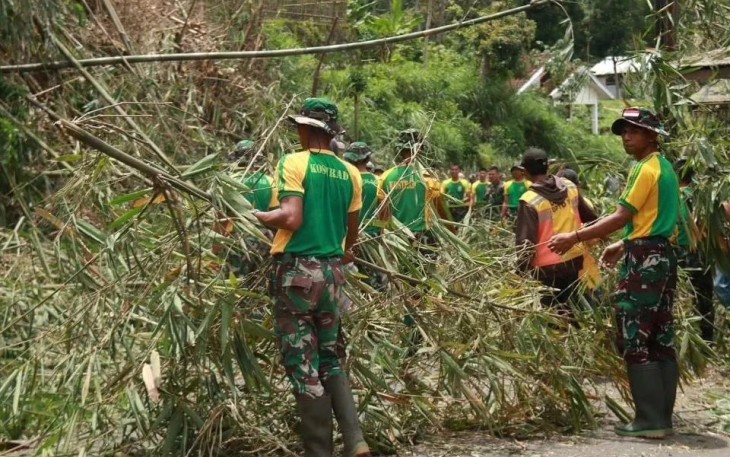 Yonif 303 Kostrad Bantu Atasi Tanah Longsor