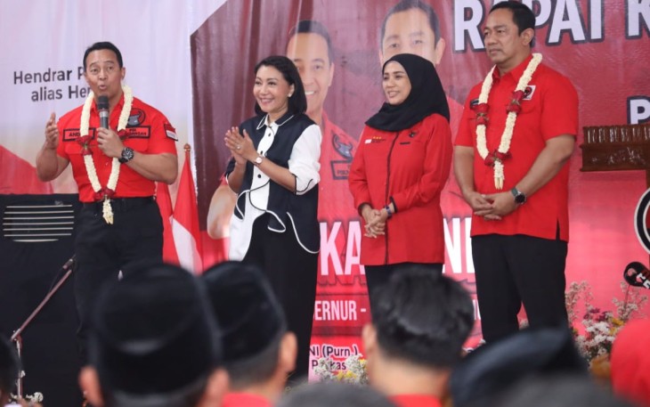 Bacagub dan Cawagub Jawa Tengah, Andika Perkasa - Hendrar Prihadi bersama istri, saat menghadiri acara Rapat Kerja Cabang Khusus (Rakercabsus) Pilkada Jawa Tengah, di Kantor DPC PDIP Karanganyar, Senin (9/9/2024).