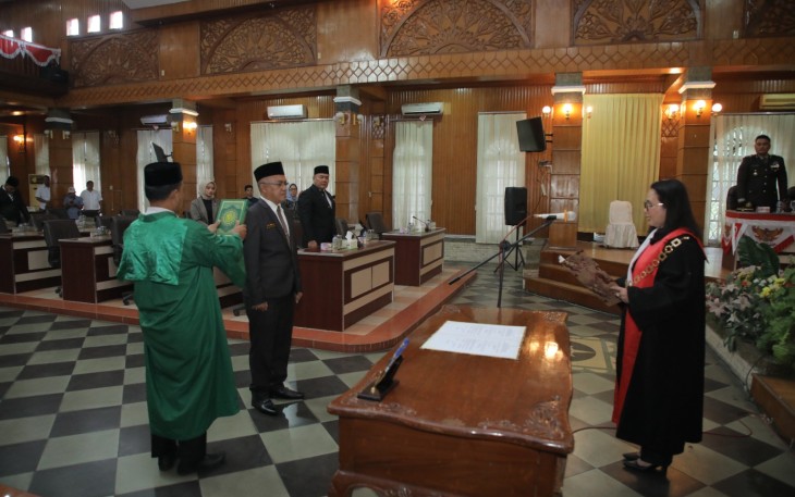 Sekdakab Ikuti Pengambilan Sumpah/Janji PAW Anggota DPRD Kabupaten Asahan Sisa Masa Jabatan 2019-2024