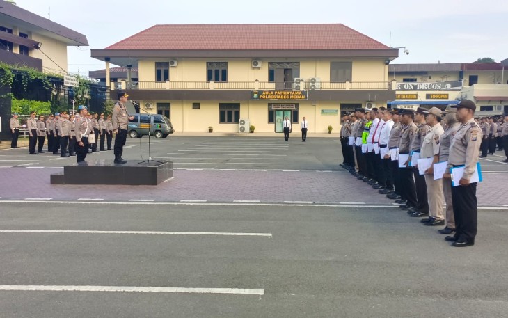  Kombes Pol Teddy Marbun saat memimpin pelaksanaan apel pagi pasukan di lapangan apel Mapolrestabes Medan, Jalan HM Said No.1, Senin (5/2/2024) pagi. 