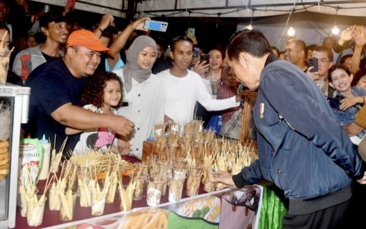 Presiden Joko Widodo menelusuri jalan sekitar Pasar Pon, Kota Surakarta, Provinsi Jawa Tengah, pada Minggu, 31 Desember 2023, untuk menemui masyarakat.