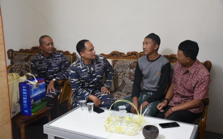 Kadisminpers Lantamal V saat Jenguk Prajurit yang sakit, Rabu (07/02/2024).